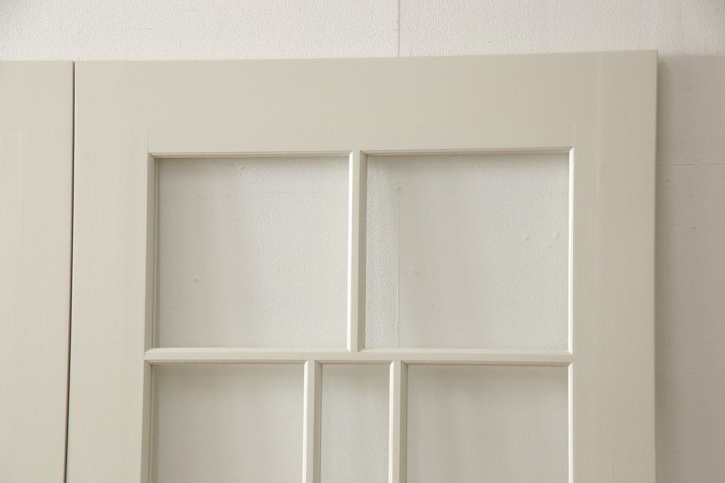 ガラス戸4枚をリペア&カスタム!高さと幅をリサイズし、引手や戸車を取り付け。全てのガラスをクリアガラスに交換。色味は当店商品を参考にアンティークホワイトにペイント。(引き戸、建具)