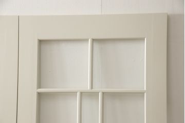 ガラス戸4枚をリペア&カスタム!高さと幅をリサイズし、引手や戸車を取り付け。全てのガラスをクリアガラスに交換。色味は当店商品を参考にアンティークホワイトにペイント。(引き戸、建具)