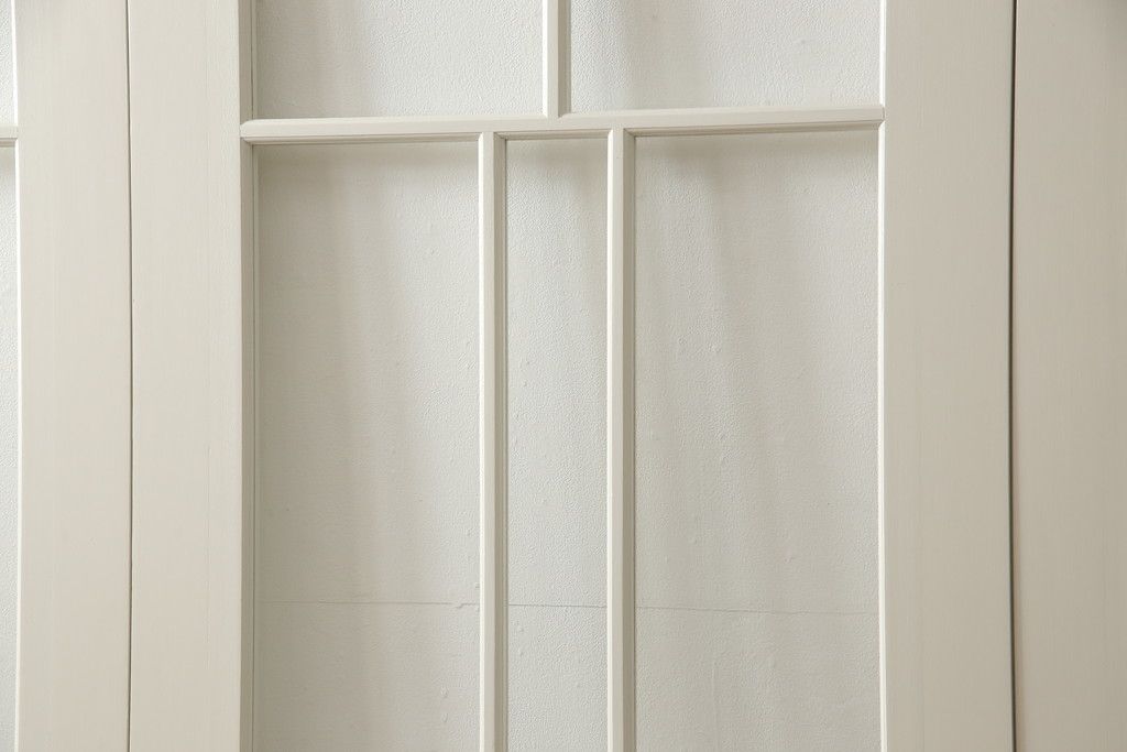 ガラス戸4枚をリペア&カスタム!高さと幅をリサイズし、引手や戸車を取り付け。全てのガラスをクリアガラスに交換。色味は当店商品を参考にアンティークホワイトにペイント。(引き戸、建具)