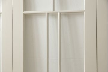 ガラス戸4枚をリペア&カスタム!高さと幅をリサイズし、引手や戸車を取り付け。全てのガラスをクリアガラスに交換。色味は当店商品を参考にアンティークホワイトにペイント。(引き戸、建具)