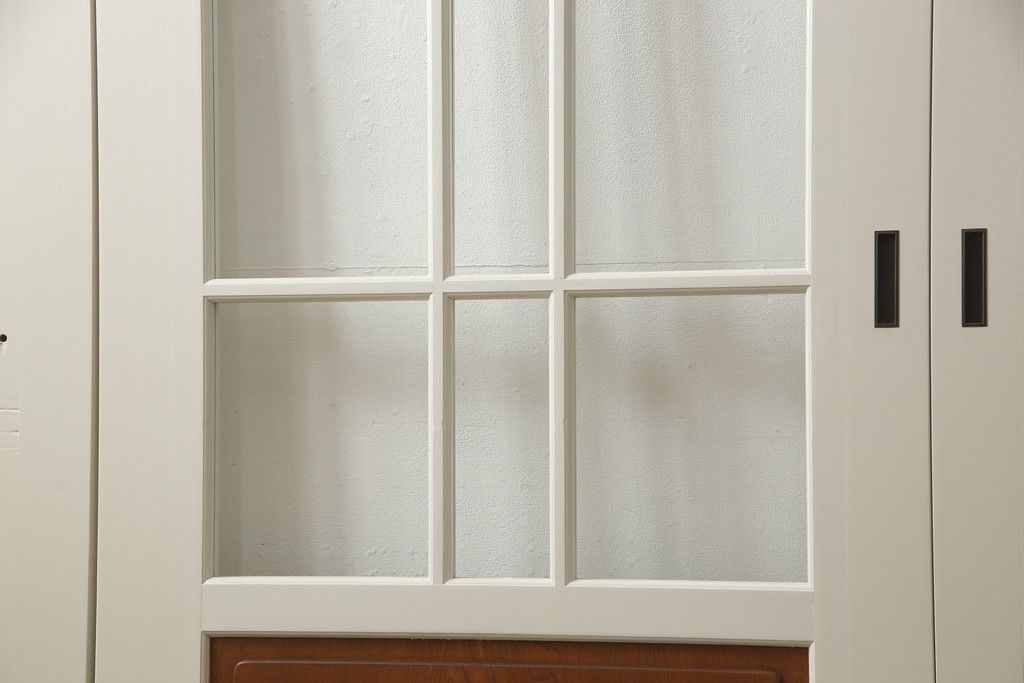 ガラス戸4枚をリペア&カスタム!高さと幅をリサイズし、引手や戸車を取り付け。全てのガラスをクリアガラスに交換。色味は当店商品を参考にアンティークホワイトにペイント。(引き戸、建具)