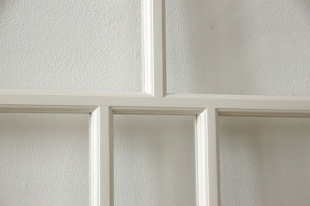 ガラス戸4枚をリペア&カスタム!高さと幅をリサイズし、引手や戸車を取り付け。全てのガラスをクリアガラスに交換。色味は当店商品を参考にアンティークホワイトにペイント。(引き戸、建具)