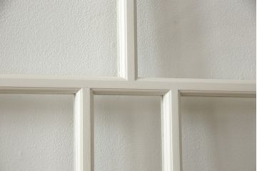 ガラス戸4枚をリペア&カスタム!高さと幅をリサイズし、引手や戸車を取り付け。全てのガラスをクリアガラスに交換。色味は当店商品を参考にアンティークホワイトにペイント。(引き戸、建具)