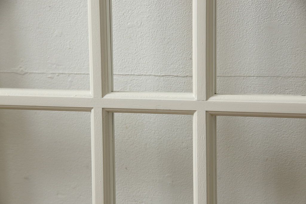 ガラス戸4枚をリペア&カスタム!高さと幅をリサイズし、引手や戸車を取り付け。全てのガラスをクリアガラスに交換。色味は当店商品を参考にアンティークホワイトにペイント。(引き戸、建具)