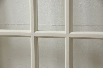 ガラス戸4枚をリペア&カスタム!高さと幅をリサイズし、引手や戸車を取り付け。全てのガラスをクリアガラスに交換。色味は当店商品を参考にアンティークホワイトにペイント。(引き戸、建具)