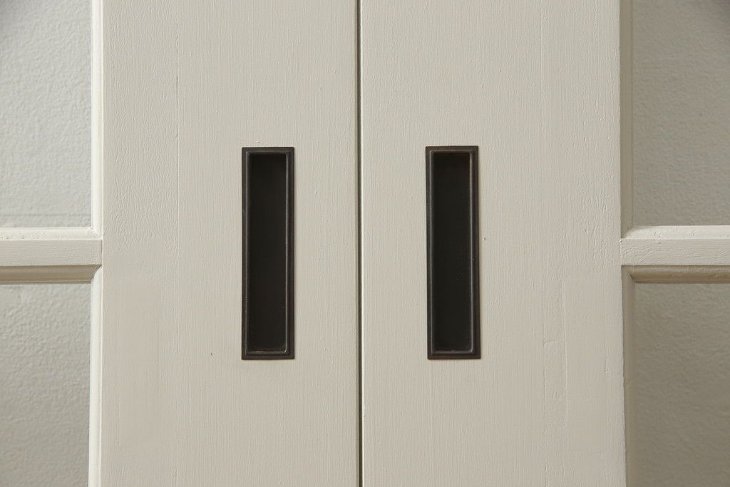 ガラス戸4枚をリペア&カスタム!高さと幅をリサイズし、引手や戸車を取り付け。全てのガラスをクリアガラスに交換。色味は当店商品を参考にアンティークホワイトにペイント。(引き戸、建具)