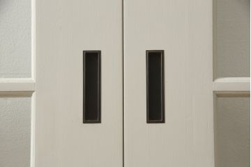 ガラス戸4枚をリペア&カスタム!高さと幅をリサイズし、引手や戸車を取り付け。全てのガラスをクリアガラスに交換。色味は当店商品を参考にアンティークホワイトにペイント。(引き戸、建具)