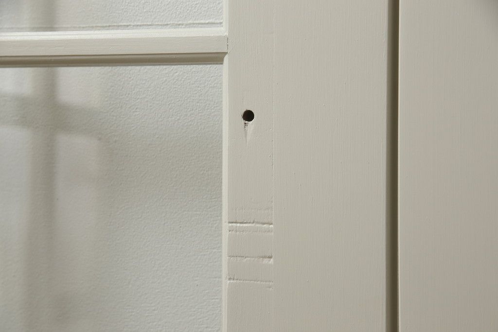 ガラス戸4枚をリペア&カスタム!高さと幅をリサイズし、引手や戸車を取り付け。全てのガラスをクリアガラスに交換。色味は当店商品を参考にアンティークホワイトにペイント。(引き戸、建具)