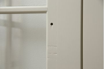 ガラス戸4枚をリペア&カスタム!高さと幅をリサイズし、引手や戸車を取り付け。全てのガラスをクリアガラスに交換。色味は当店商品を参考にアンティークホワイトにペイント。(引き戸、建具)