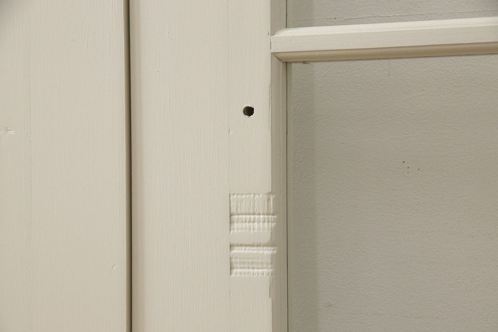 ガラス戸4枚をリペア&カスタム!高さと幅をリサイズし、引手や戸車を取り付け。全てのガラスをクリアガラスに交換。色味は当店商品を参考にアンティークホワイトにペイント。(引き戸、建具)