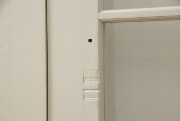 ガラス戸4枚をリペア&カスタム!高さと幅をリサイズし、引手や戸車を取り付け。全てのガラスをクリアガラスに交換。色味は当店商品を参考にアンティークホワイトにペイント。(引き戸、建具)