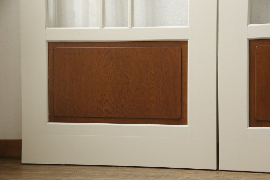 ガラス戸4枚をリペア&カスタム!高さと幅をリサイズし、引手や戸車を取り付け。全てのガラスをクリアガラスに交換。色味は当店商品を参考にアンティークホワイトにペイント。(引き戸、建具)