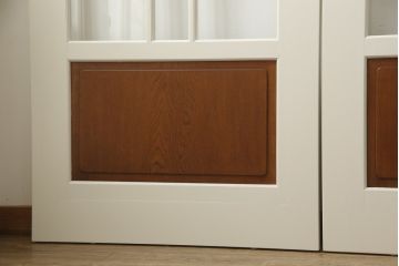 ガラス戸4枚をリペア&カスタム!高さと幅をリサイズし、引手や戸車を取り付け。全てのガラスをクリアガラスに交換。色味は当店商品を参考にアンティークホワイトにペイント。(引き戸、建具)