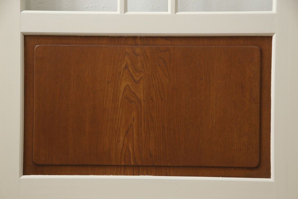 ガラス戸4枚をリペア&カスタム!高さと幅をリサイズし、引手や戸車を取り付け。全てのガラスをクリアガラスに交換。色味は当店商品を参考にアンティークホワイトにペイント。(引き戸、建具)