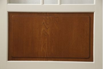 ガラス戸4枚をリペア&カスタム!高さと幅をリサイズし、引手や戸車を取り付け。全てのガラスをクリアガラスに交換。色味は当店商品を参考にアンティークホワイトにペイント。(引き戸、建具)