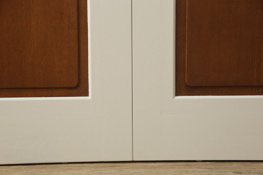 ガラス戸4枚をリペア&カスタム!高さと幅をリサイズし、引手や戸車を取り付け。全てのガラスをクリアガラスに交換。色味は当店商品を参考にアンティークホワイトにペイント。(引き戸、建具)