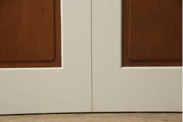 ガラス戸4枚をリペア&カスタム!高さと幅をリサイズし、引手や戸車を取り付け。全てのガラスをクリアガラスに交換。色味は当店商品を参考にアンティークホワイトにペイント。(引き戸、建具)