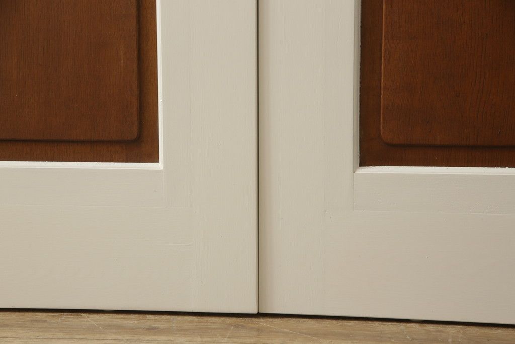 ガラス戸4枚をリペア&カスタム!高さと幅をリサイズし、引手や戸車を取り付け。全てのガラスをクリアガラスに交換。色味は当店商品を参考にアンティークホワイトにペイント。(引き戸、建具)