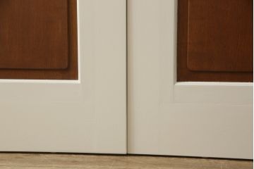 ガラス戸4枚をリペア&カスタム!高さと幅をリサイズし、引手や戸車を取り付け。全てのガラスをクリアガラスに交換。色味は当店商品を参考にアンティークホワイトにペイント。(引き戸、建具)