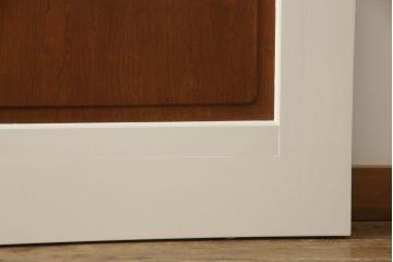 ガラス戸4枚をリペア&カスタム!高さと幅をリサイズし、引手や戸車を取り付け。全てのガラスをクリアガラスに交換。色味は当店商品を参考にアンティークホワイトにペイント。(引き戸、建具)