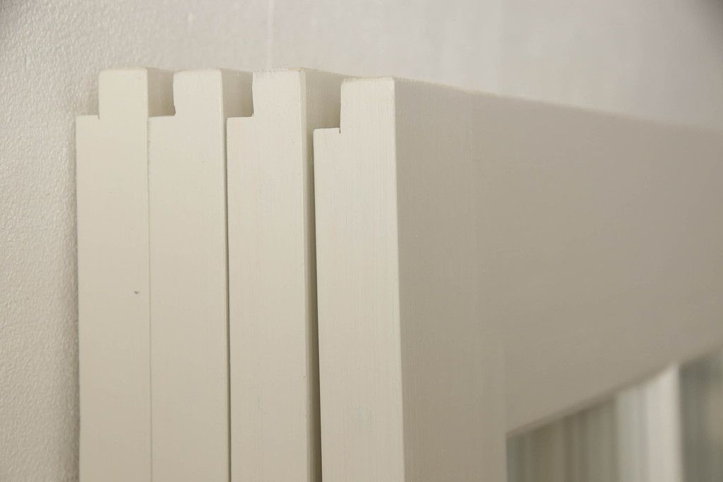 ガラス戸4枚をリペア&カスタム!高さと幅をリサイズし、引手や戸車を取り付け。全てのガラスをクリアガラスに交換。色味は当店商品を参考にアンティークホワイトにペイント。(引き戸、建具)