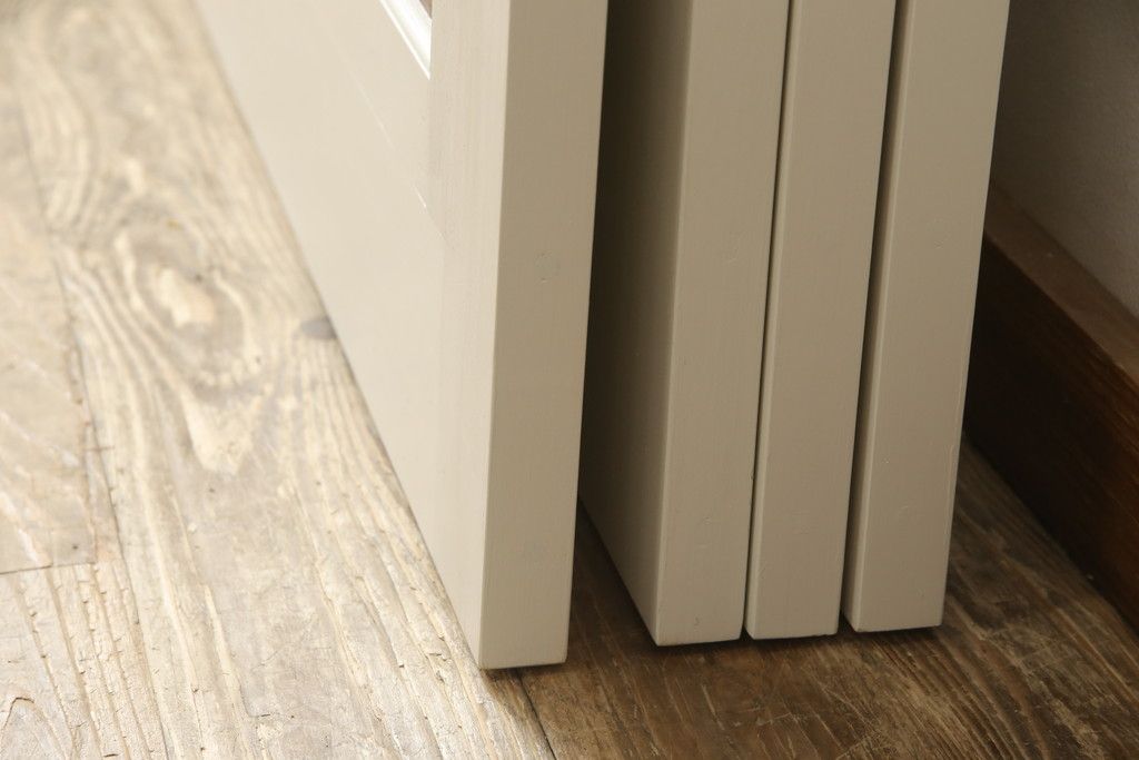 ガラス戸4枚をリペア&カスタム!高さと幅をリサイズし、引手や戸車を取り付け。全てのガラスをクリアガラスに交換。色味は当店商品を参考にアンティークホワイトにペイント。(引き戸、建具)