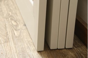 ガラス戸4枚をリペア&カスタム!高さと幅をリサイズし、引手や戸車を取り付け。全てのガラスをクリアガラスに交換。色味は当店商品を参考にアンティークホワイトにペイント。(引き戸、建具)