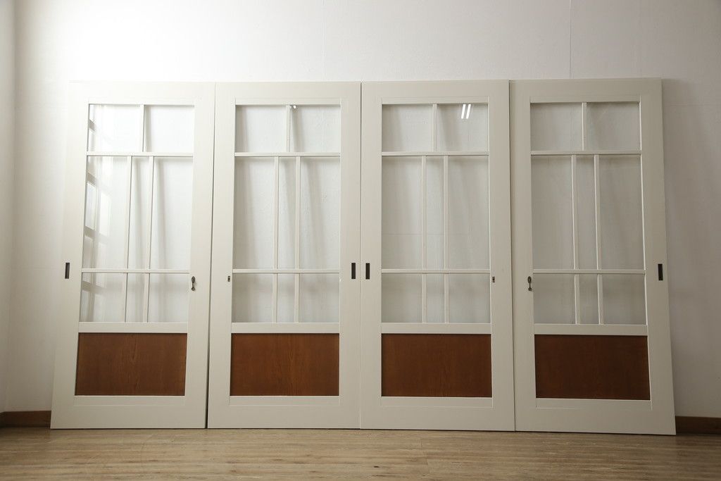 ガラス戸4枚をリペア&カスタム!高さと幅をリサイズし、引手や戸車を取り付け。全てのガラスをクリアガラスに交換。色味は当店商品を参考にアンティークホワイトにペイント。(引き戸、建具)