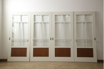 ガラス戸4枚をリペア&カスタム!高さと幅をリサイズし、引手や戸車を取り付け。全てのガラスをクリアガラスに交換。色味は当店商品を参考にアンティークホワイトにペイント。(引き戸、建具)