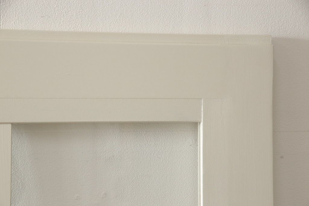 ガラス戸4枚をリペア&カスタム!高さと幅をリサイズし、引手や戸車を取り付け。全てのガラスをクリアガラスに交換。色味は当店商品を参考にアンティークホワイトにペイント。(引き戸、建具)