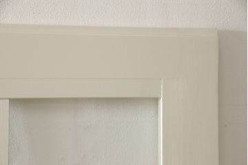 ガラス戸4枚をリペア&カスタム!高さと幅をリサイズし、引手や戸車を取り付け。全てのガラスをクリアガラスに交換。色味は当店商品を参考にアンティークホワイトにペイント。(引き戸、建具)