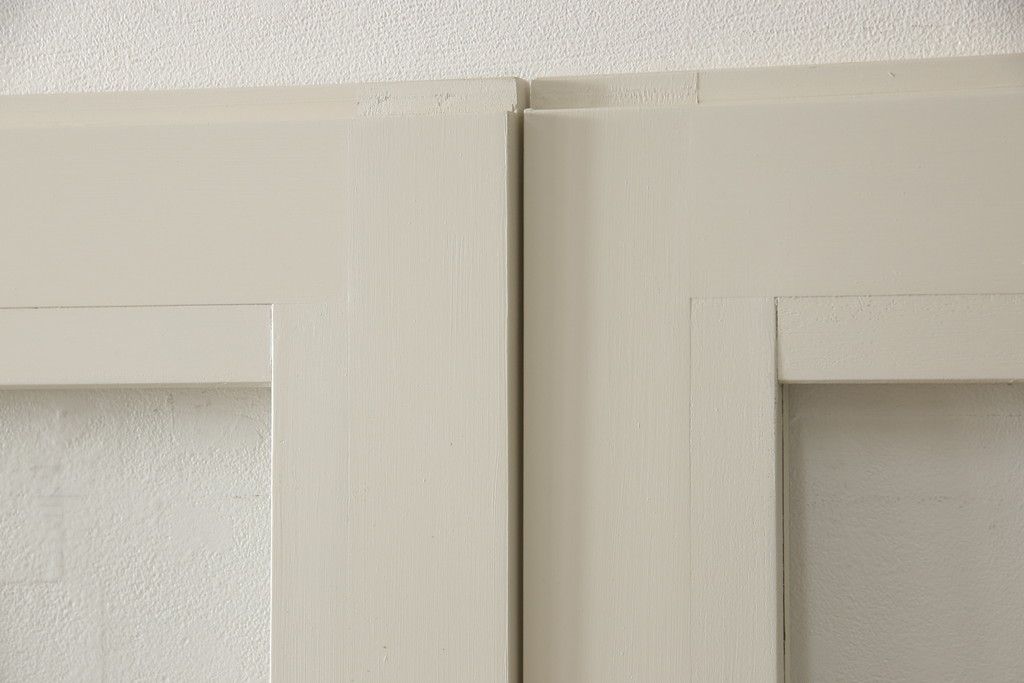 ガラス戸4枚をリペア&カスタム!高さと幅をリサイズし、引手や戸車を取り付け。全てのガラスをクリアガラスに交換。色味は当店商品を参考にアンティークホワイトにペイント。(引き戸、建具)