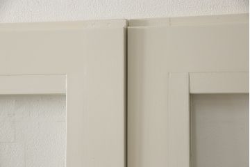 ガラス戸4枚をリペア&カスタム!高さと幅をリサイズし、引手や戸車を取り付け。全てのガラスをクリアガラスに交換。色味は当店商品を参考にアンティークホワイトにペイント。(引き戸、建具)