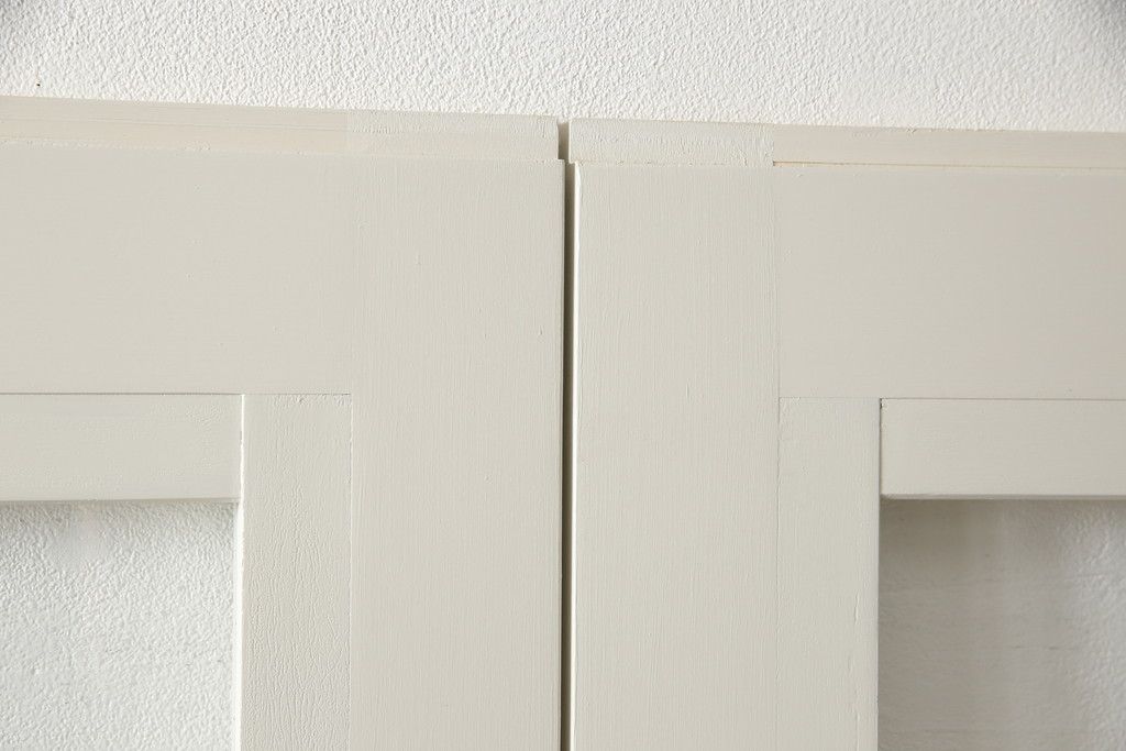 ガラス戸4枚をリペア&カスタム!高さと幅をリサイズし、引手や戸車を取り付け。全てのガラスをクリアガラスに交換。色味は当店商品を参考にアンティークホワイトにペイント。(引き戸、建具)