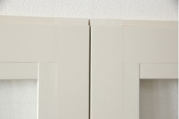 ガラス戸4枚をリペア&カスタム!高さと幅をリサイズし、引手や戸車を取り付け。全てのガラスをクリアガラスに交換。色味は当店商品を参考にアンティークホワイトにペイント。(引き戸、建具)