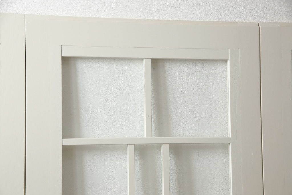 ガラス戸4枚をリペア&カスタム!高さと幅をリサイズし、引手や戸車を取り付け。全てのガラスをクリアガラスに交換。色味は当店商品を参考にアンティークホワイトにペイント。(引き戸、建具)