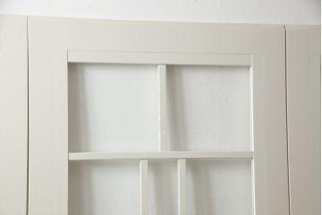 ガラス戸4枚をリペア&カスタム!高さと幅をリサイズし、引手や戸車を取り付け。全てのガラスをクリアガラスに交換。色味は当店商品を参考にアンティークホワイトにペイント。(引き戸、建具)