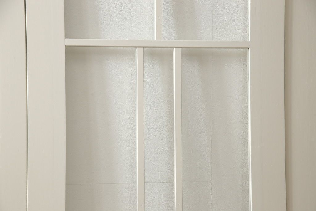 ガラス戸4枚をリペア&カスタム!高さと幅をリサイズし、引手や戸車を取り付け。全てのガラスをクリアガラスに交換。色味は当店商品を参考にアンティークホワイトにペイント。(引き戸、建具)