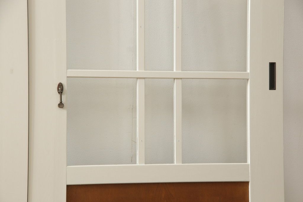 ガラス戸4枚をリペア&カスタム!高さと幅をリサイズし、引手や戸車を取り付け。全てのガラスをクリアガラスに交換。色味は当店商品を参考にアンティークホワイトにペイント。(引き戸、建具)