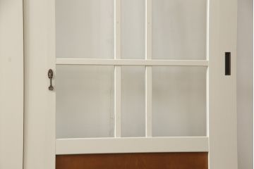 ガラス戸4枚をリペア&カスタム!高さと幅をリサイズし、引手や戸車を取り付け。全てのガラスをクリアガラスに交換。色味は当店商品を参考にアンティークホワイトにペイント。(引き戸、建具)