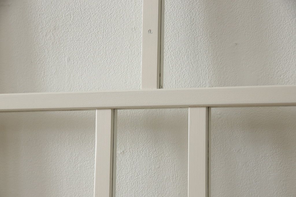 ガラス戸4枚をリペア&カスタム!高さと幅をリサイズし、引手や戸車を取り付け。全てのガラスをクリアガラスに交換。色味は当店商品を参考にアンティークホワイトにペイント。(引き戸、建具)