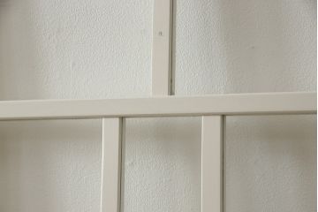 ガラス戸4枚をリペア&カスタム!高さと幅をリサイズし、引手や戸車を取り付け。全てのガラスをクリアガラスに交換。色味は当店商品を参考にアンティークホワイトにペイント。(引き戸、建具)