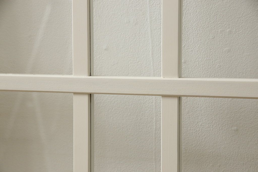 ガラス戸4枚をリペア&カスタム!高さと幅をリサイズし、引手や戸車を取り付け。全てのガラスをクリアガラスに交換。色味は当店商品を参考にアンティークホワイトにペイント。(引き戸、建具)