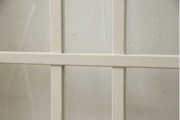 ガラス戸4枚をリペア&カスタム!高さと幅をリサイズし、引手や戸車を取り付け。全てのガラスをクリアガラスに交換。色味は当店商品を参考にアンティークホワイトにペイント。(引き戸、建具)