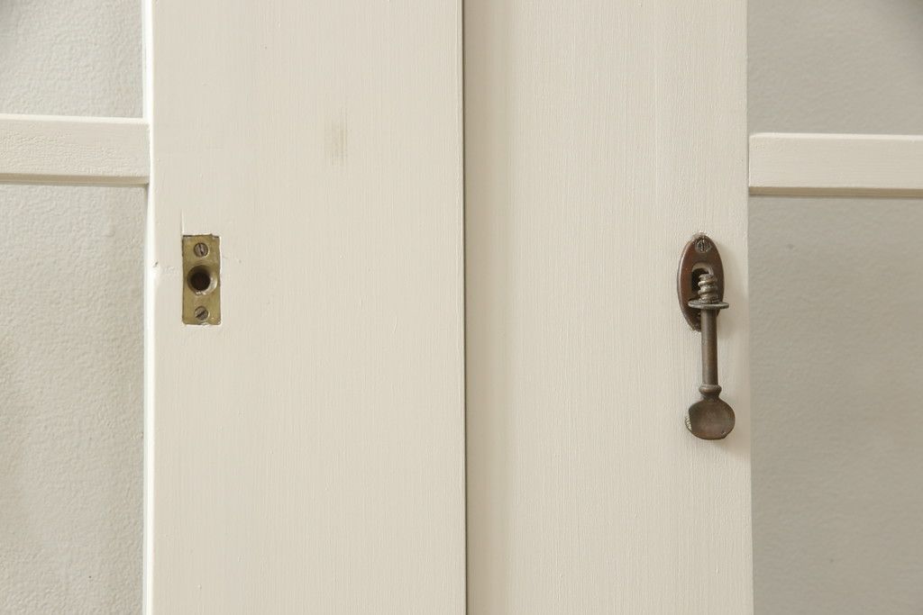 ガラス戸4枚をリペア&カスタム!高さと幅をリサイズし、引手や戸車を取り付け。全てのガラスをクリアガラスに交換。色味は当店商品を参考にアンティークホワイトにペイント。(引き戸、建具)