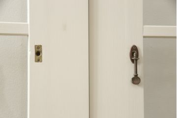 ガラス戸4枚をリペア&カスタム!高さと幅をリサイズし、引手や戸車を取り付け。全てのガラスをクリアガラスに交換。色味は当店商品を参考にアンティークホワイトにペイント。(引き戸、建具)