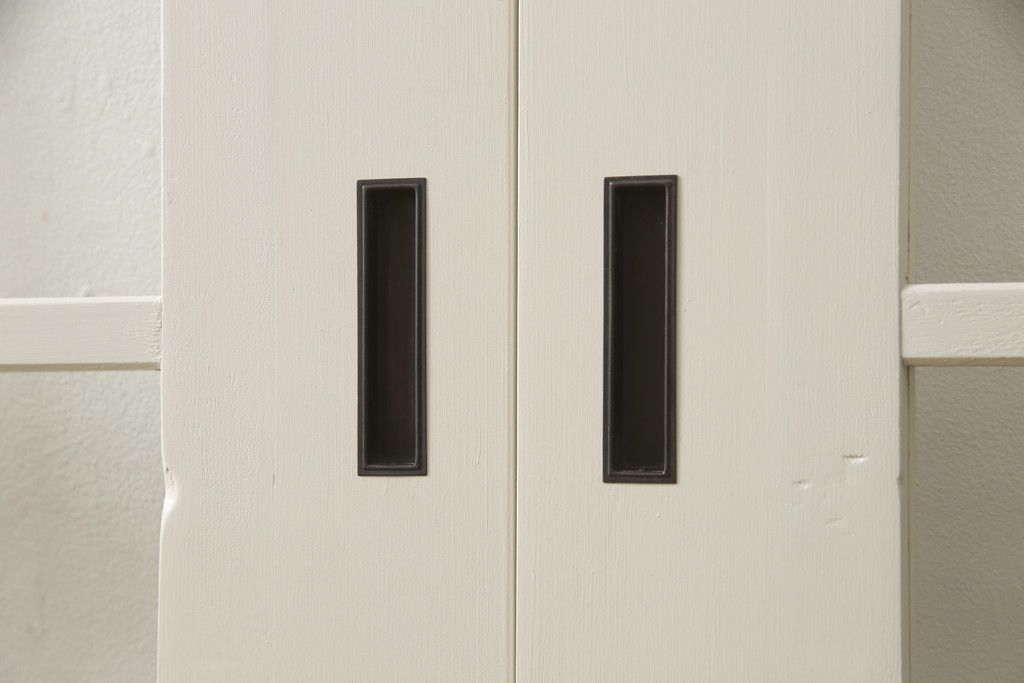 ガラス戸4枚をリペア&カスタム!高さと幅をリサイズし、引手や戸車を取り付け。全てのガラスをクリアガラスに交換。色味は当店商品を参考にアンティークホワイトにペイント。(引き戸、建具)