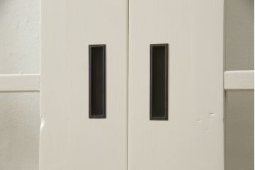 ガラス戸4枚をリペア&カスタム!高さと幅をリサイズし、引手や戸車を取り付け。全てのガラスをクリアガラスに交換。色味は当店商品を参考にアンティークホワイトにペイント。(引き戸、建具)