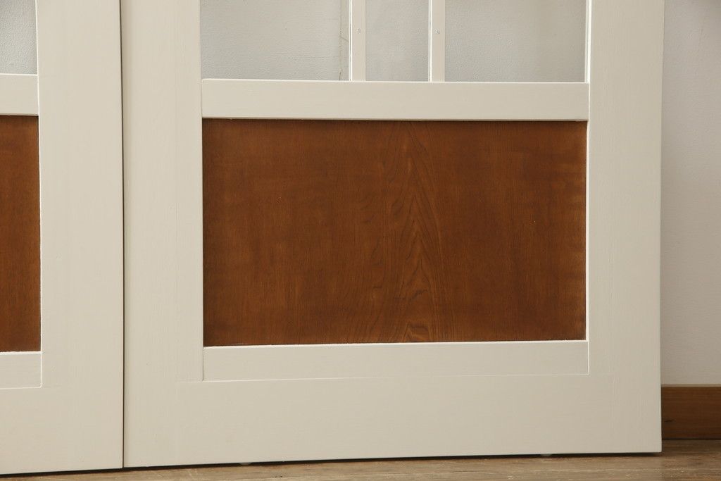 ガラス戸4枚をリペア&カスタム!高さと幅をリサイズし、引手や戸車を取り付け。全てのガラスをクリアガラスに交換。色味は当店商品を参考にアンティークホワイトにペイント。(引き戸、建具)