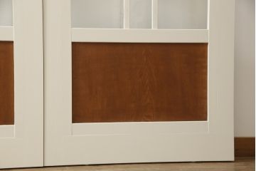 ガラス戸4枚をリペア&カスタム!高さと幅をリサイズし、引手や戸車を取り付け。全てのガラスをクリアガラスに交換。色味は当店商品を参考にアンティークホワイトにペイント。(引き戸、建具)